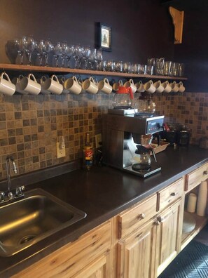 冷蔵庫、電子レンジ、オーブン、コンロ