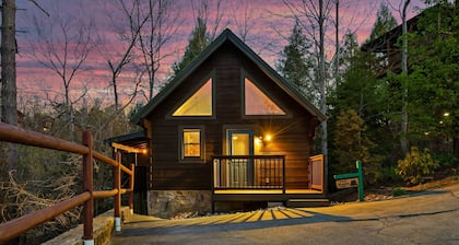 10 min to Gatlinburg Strip Hot Tub King Bed Pool 5 min to Rocky Top Sport World