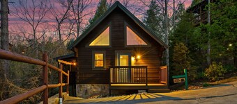 Thanksgiving Open - Gatlinburg Hot Tub Fireplace 5 min to Rocky Top Sport World