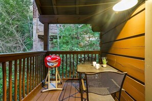 Outdoor dining - Hot Tub King Bed Pool- 10 Mins to Gatlinburg - 5 min to Rocky Top Sport World (Gatlinburg)