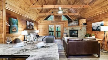 TV connectée, cheminée, livres