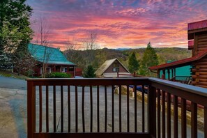 Property grounds - 10 Mins to the Gatlinburg Strip Hot Tub Fireplace 5 min to Rocky Top Sport World (Gatlinburg)
