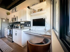 Fridge, microwave, oven, stovetop - Unique Nashville Executive Condo & Workspace (Nashville)