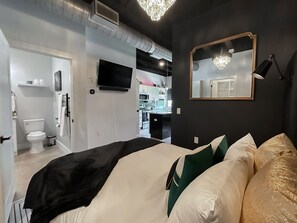 1 bedroom, iron/ironing board, WiFi, bed sheets - Unique Nashville Executive Condo & Workspace (Nashville)