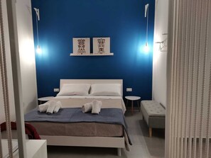 2 dormitorios, tabla de planchar con plancha, ropa de cama