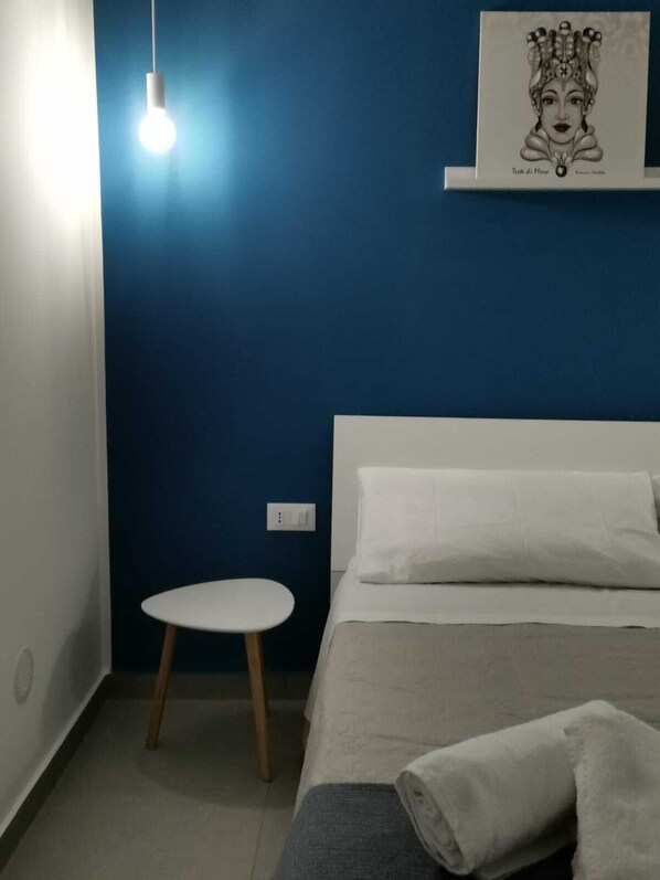 2 dormitorios, tabla de planchar con plancha, ropa de cama