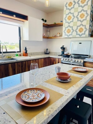 Microondas, horno, parrilla de estufa y cafetera y tetera