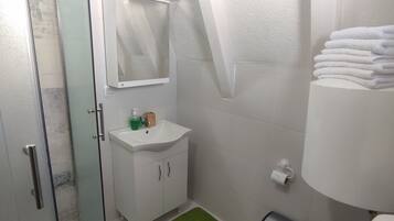 Dusche, kostenlose Toilettenartikel, Haartrockner, Handtücher