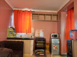 Kühlschrank, Mikrowelle, Ofen, Wasserkocher