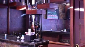 A bar area with a marble countertop, a hookah, and various bar tools. - Hotel Casa Morada (Bogotá)