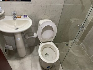Shower, rainfall showerhead, designer toiletries, towels - Hotel Casa Morada (Bogotá)