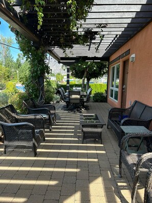 Outdoor dining - Stunning Lakeside Villa (Osoyoos)