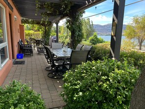 Outdoor dining - Stunning Lakeside Villa (Osoyoos)