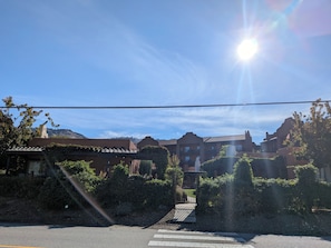 Un quartier résidentiel avec un ciel dégagé, une rue et des immeubles dotés de balcons.