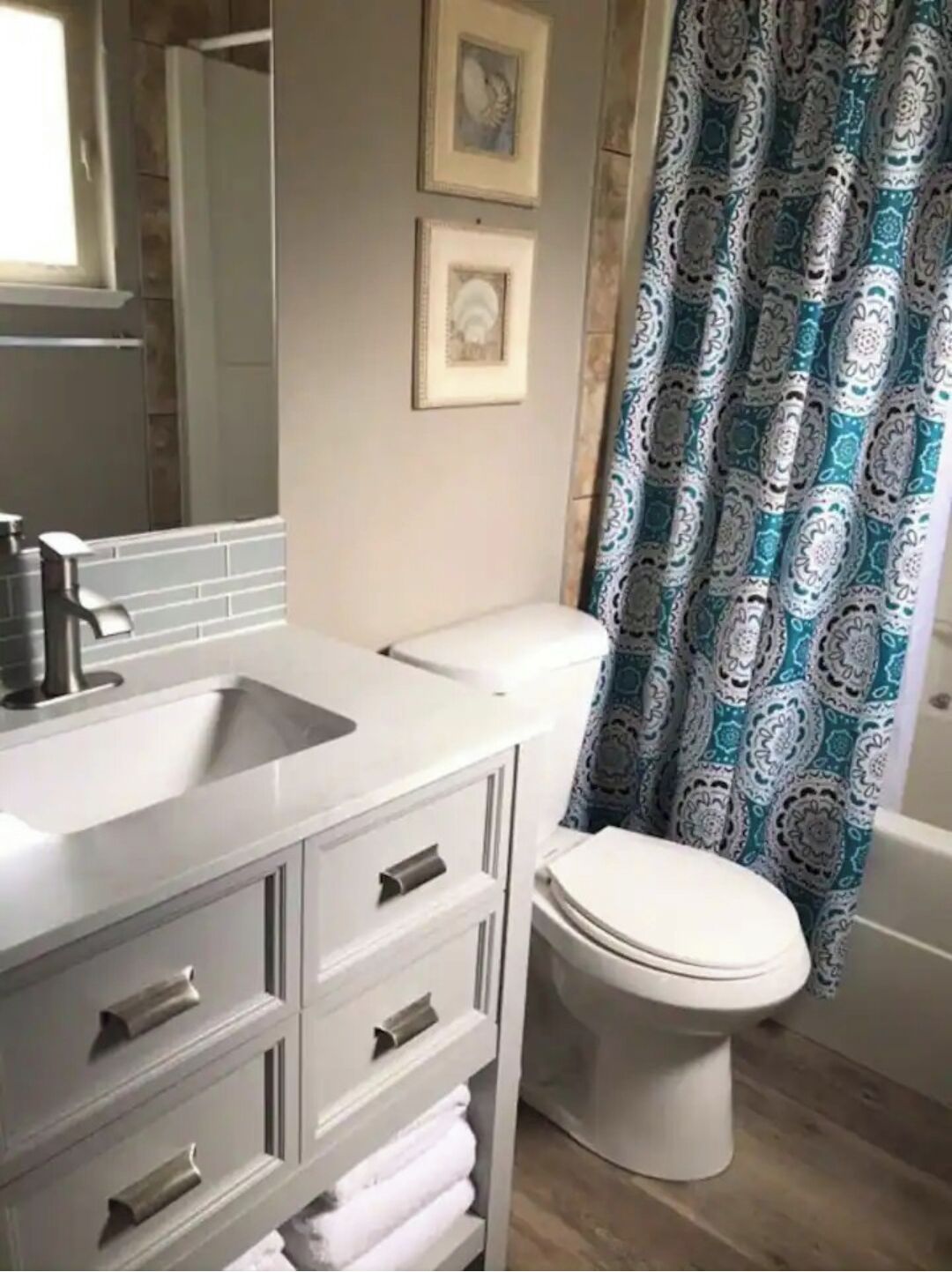 Douche, sèche-cheveux, serviettes fournies, savon