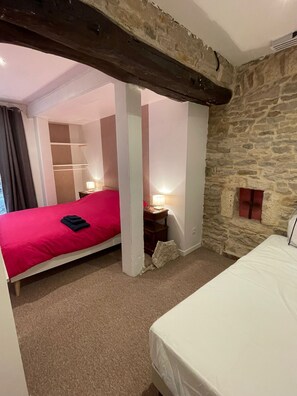 3 عدّة غرف نوم وواي فاي مجانًا وملاءات أسرّة