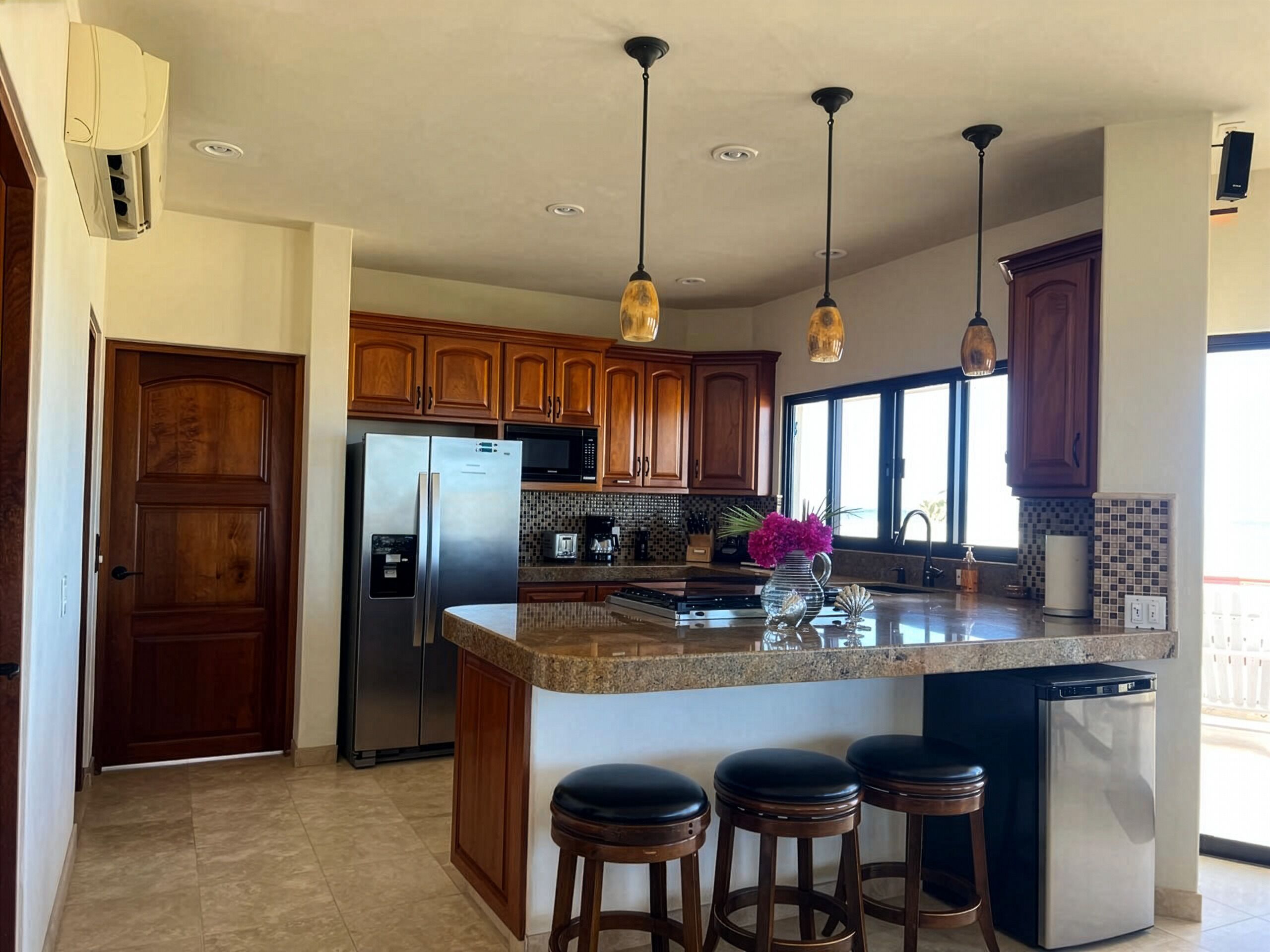 Kylskåp, mikrovågsugn, ugn och spishäll