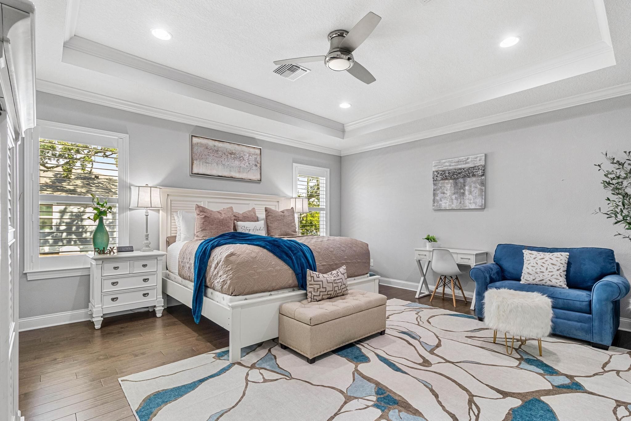 4 chambres, bureau, fer et planche à repasser, lit de bébé portatif