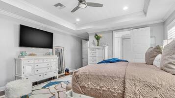 4 quartos, escrivaninha, ferros/tábuas de passar roupa, berço de viagem