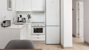 Jääkaappi, uuni, kahvin-/teenkeitin, vedenkeitin