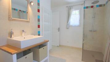 Serviettes fournies, papier toilette