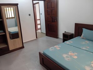 2 bedrooms, desk, iron/ironing board, WiFi