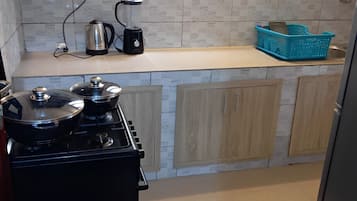 Køleskab, mikrobølgeovn, ovn, kogeplade