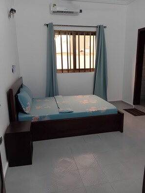 2 bedrooms, desk, iron/ironing board, WiFi