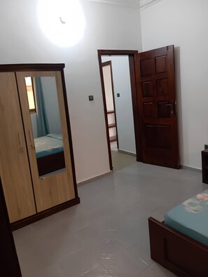 2 bedrooms, desk, iron/ironing board, WiFi