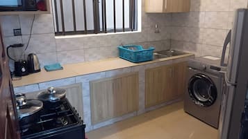 Køleskab, mikrobølgeovn, ovn, kogeplade