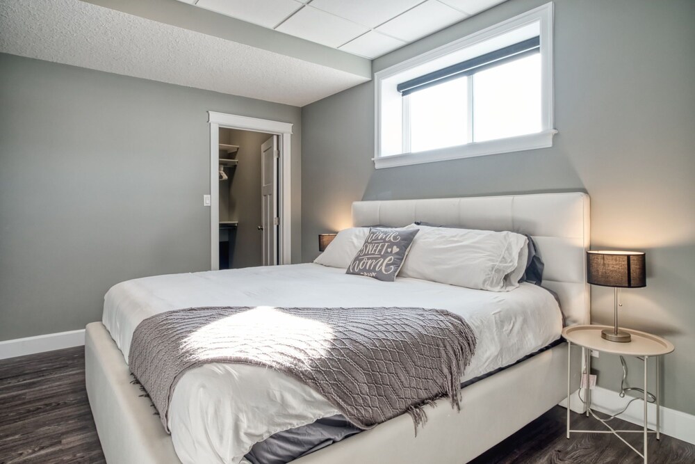 Busy Bee Large Country Home W/ Hot Tub Camrose County Vrbo