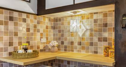 Large House- HOT TUB - Sleeps 12 - Near Sandbanks