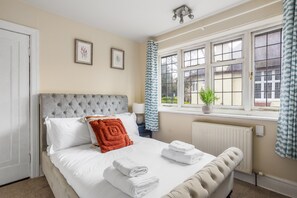 5 bedrooms, WiFi, bed sheets