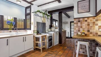 Réfrigérateur, four, lave-vaisselle, bouilloire électrique