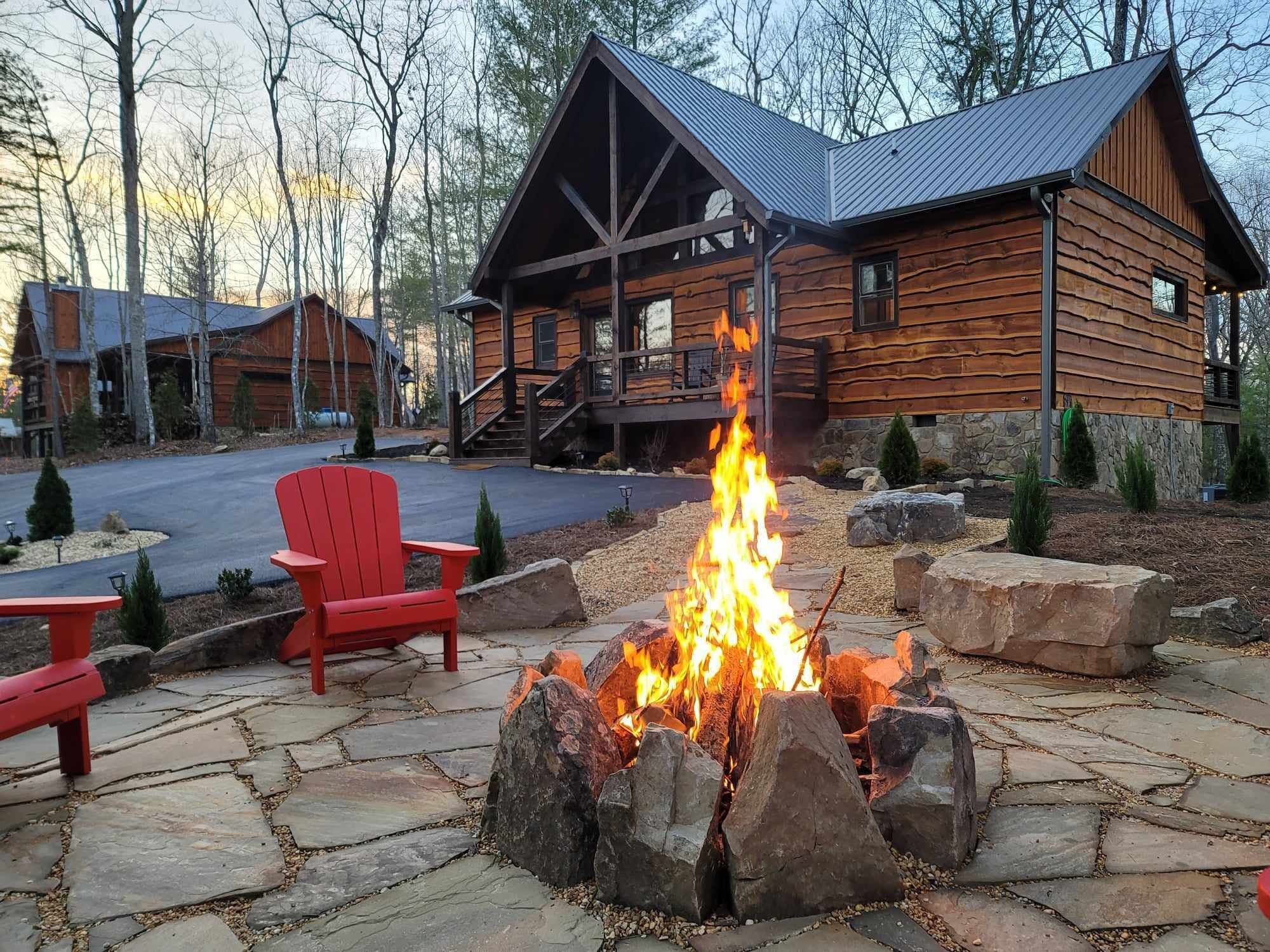 Incredible firepit, luxurious cabin, indoor&outdoor fireplaces. Minutes to town.