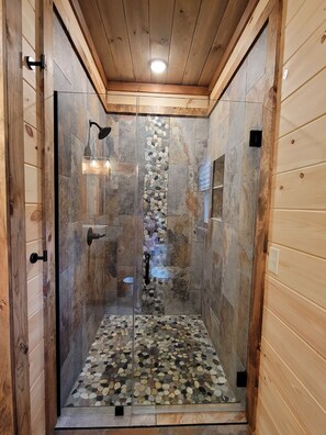 Dusche, Haartrockner, Handtücher, Toilettenpapier