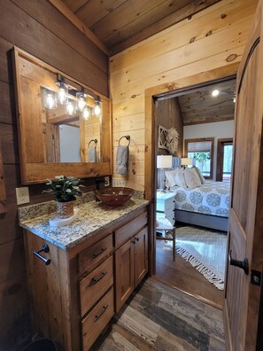 2 bedrooms, iron/ironing board, WiFi, bed sheets - Incredible firepit, luxurious cabin, indoor&outdoor fireplaces. Minutes to town. (Morganton)