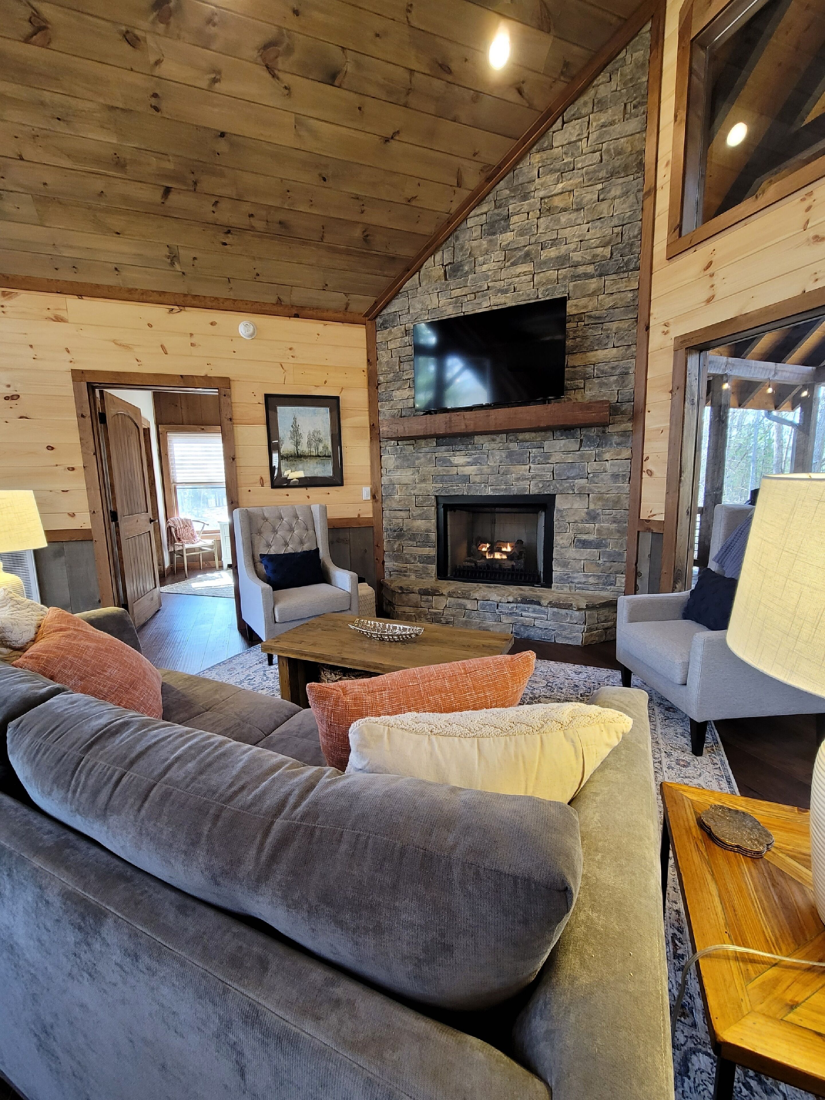 Incredible firepit, luxurious cabin, indoor&outdoor fireplaces. Minutes to town.