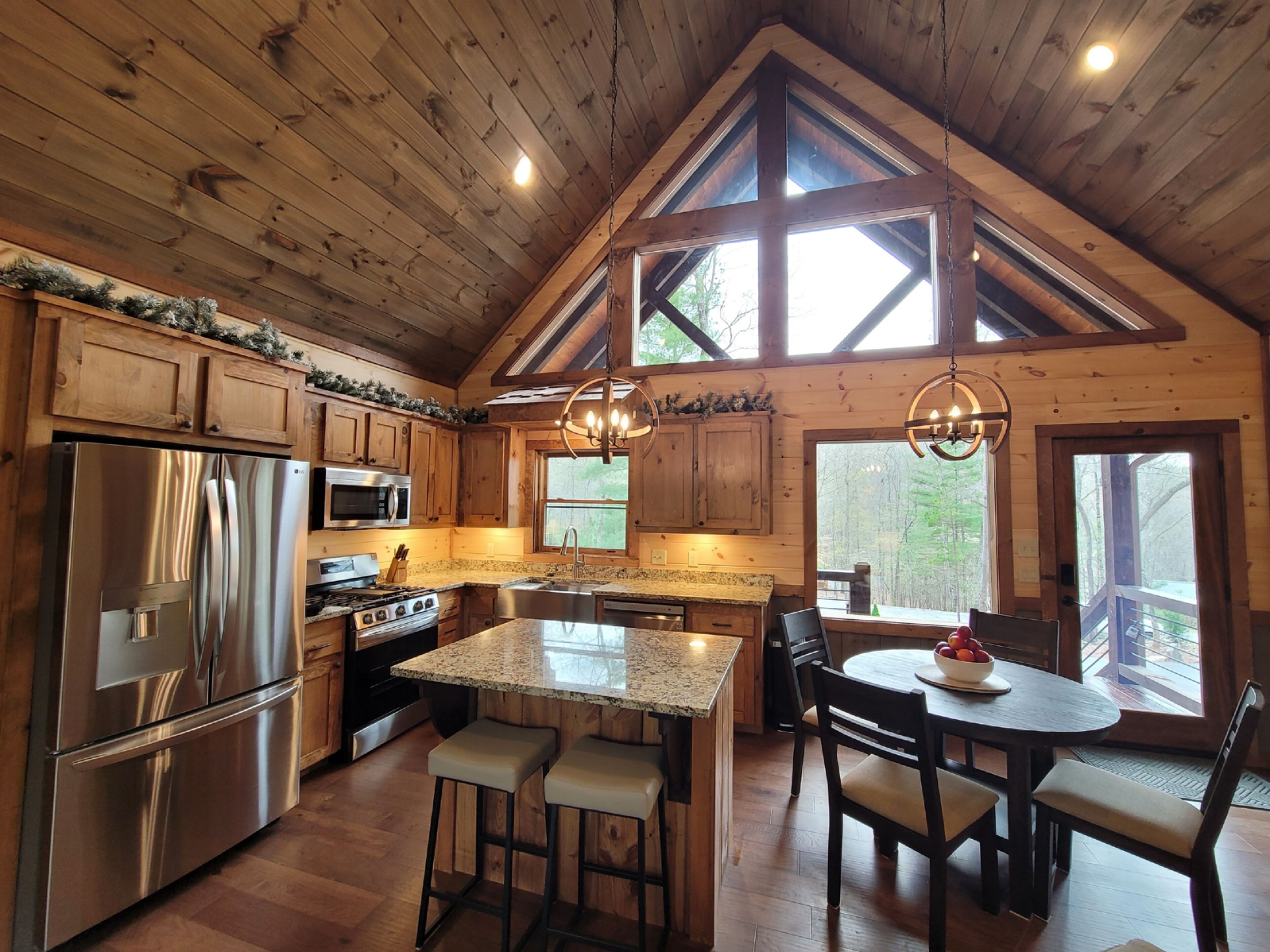 Incredible firepit, luxurious cabin, indoor&outdoor fireplaces. Minutes to town.