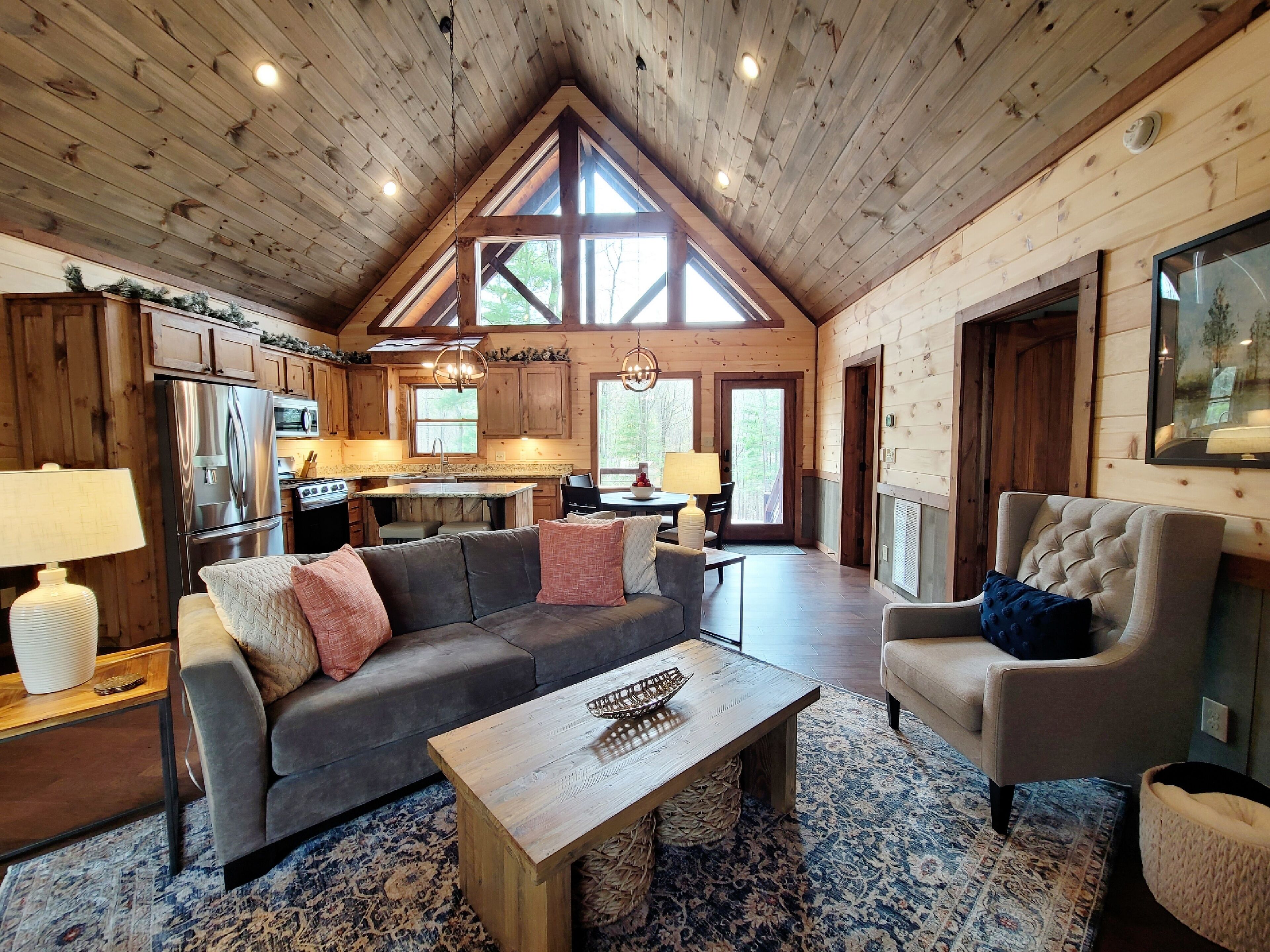 Incredible firepit, luxurious cabin, indoor&outdoor fireplaces. Minutes to town.