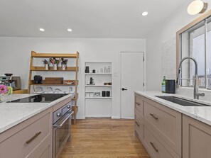 Kjøleskap, mikrobølgeovn, ovn og kokeplater