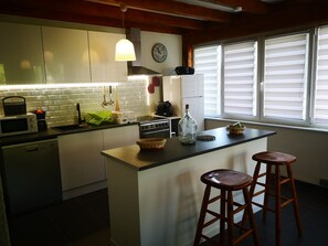 Fridge, microwave, oven, stovetop - Maison Dans le Calme de la Vallée de Gorbio, Entre mer et Montagne (Gorbio)