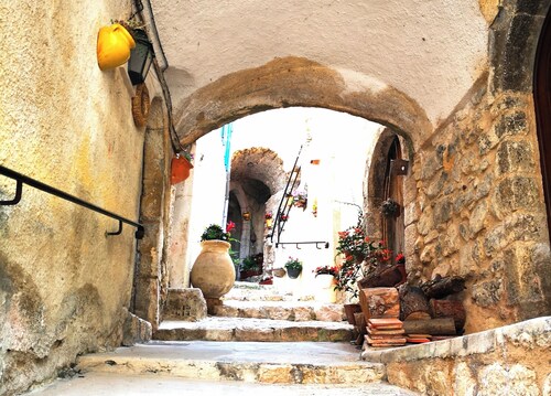Appt en rdc de villa, calme dans  la vallée de Gorbio, entre mer et montagne.