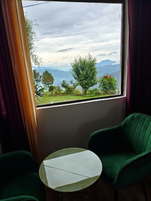 Ylelliset vuodevaatteet, työpöytä, silitysrauta/-lauta, lisävuoteet