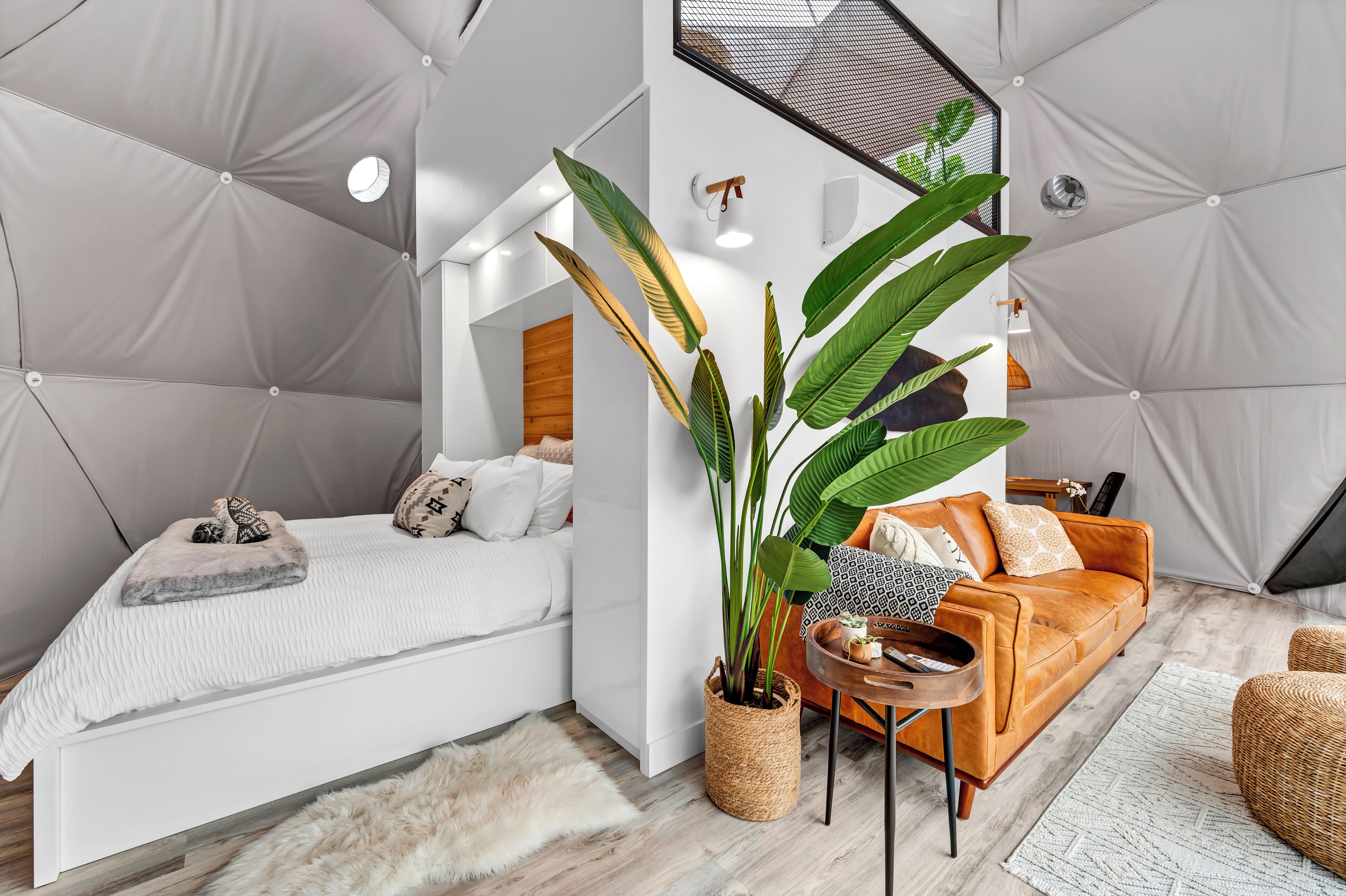 Luxury Glamping Dome 3, Forest and Partial Lake View | 이집트산 면 시트, 고급 침구, 오리/거위털 이불, 필로우탑 침대