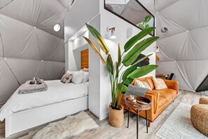 Luxury Glamping Dome 3, Forest and Partial Lake View | Draps en coton égyptien, literie de qualité supérieure