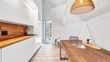 Luxury Glamping Dome 3, Forest and Partial Lake View | Cucina privata | Frigorifero con congelatore, microonde, forno, piano cottura