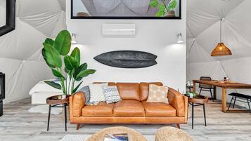 Luxury Glamping Dome 3, Forest and Partial Lake View | Área de estar | Lareira