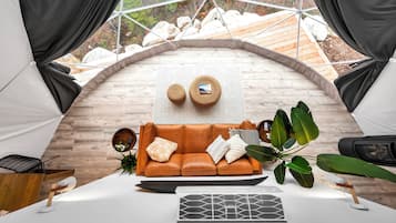 Luxury Glamping Dome 3, Forest and Partial Lake View | Sengetøy i egyptisk bomull, sengetøy av topp kvalitet og dundyner