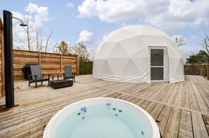 Bañera de hidromasaje al aire libre